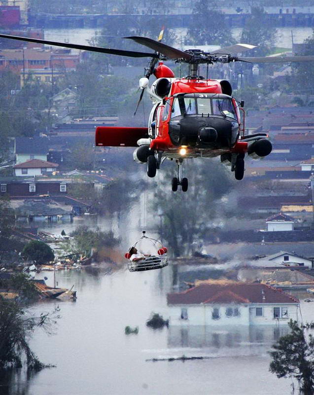 Сотни жителей Нового Орлеана были спасены с помощью вертолетов и других средств после урагана Катрина, достигшего побережья 29 августа 2005 года. 