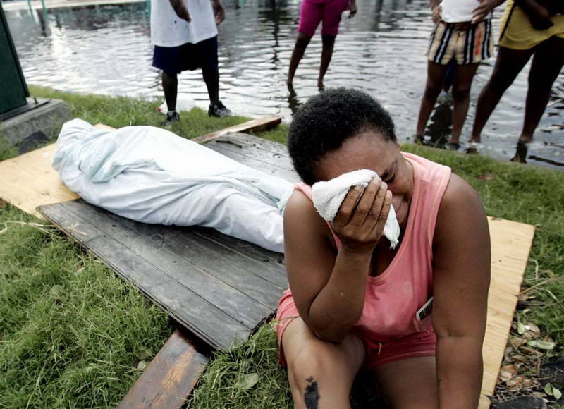 Эвелин Тернер плачет рядом с телом своего гражданского мужа, Ксавьера Бовье, умершего в Новом Орлеане 30 августа 2005. 