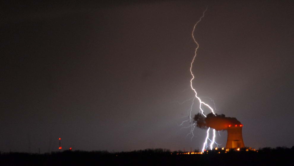 Молния ударяет за АЭС Девис Бессе в Оак-Харборе, штат Огайо, 2 апреля 2009. (AP Photo/Port Clinton News Herald, Jonathon Bird)