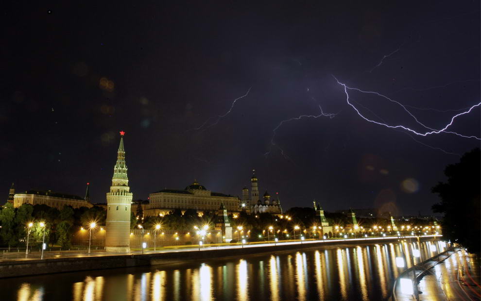 Молния над Москвой-рекой и Кремлем вечером 15 июля 2009. (AP Photo/Sergey Ponomarev)