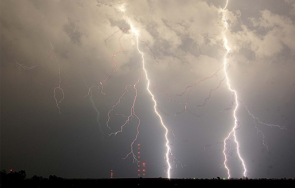 Молния бьет за пристанью Флаглер в Флаглер Бич, штат Флорида, во время летней бури 18 июля 2009. (AP Photo/Daytona Beach News-Journal/David Massey)