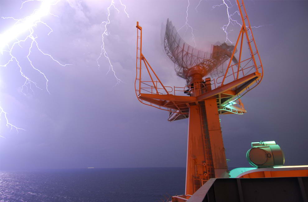 Вспышка молнии над авианосцем «John C. Stennis», который в настоящее время находится в Сиамском заливе. Фото сделано 8 апреля 2009. (Mass Communication Specialist 3rd Class Jon Husman/U.S. Navy)