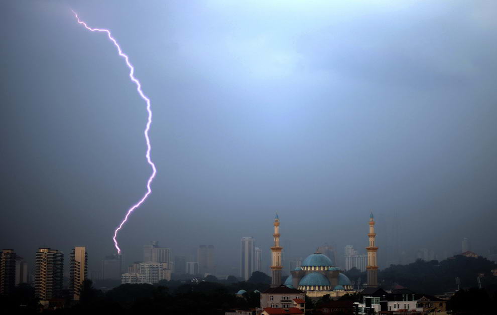 Вспышка молнии в небе над мечетью федеральной территории в Куала-Лумпуре, Малайзия, 24 июня 2009. (SAEED KHAN/AFP/Getty Images)
