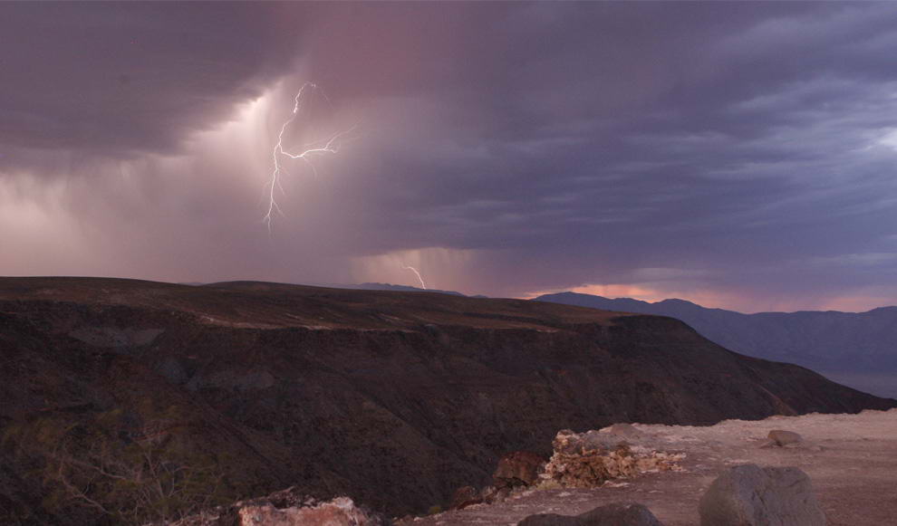 Удар молнии над горным хребтом в Национальном парке Долины Смерти в Калифорнии, сразу после захода солнца 21 июля 2009. (REUTERS/Steve Marcus)