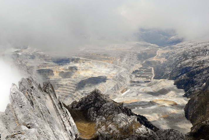 На отрогах Пунчак-Джая находятся крупнейшие в мире рудники золота и меди