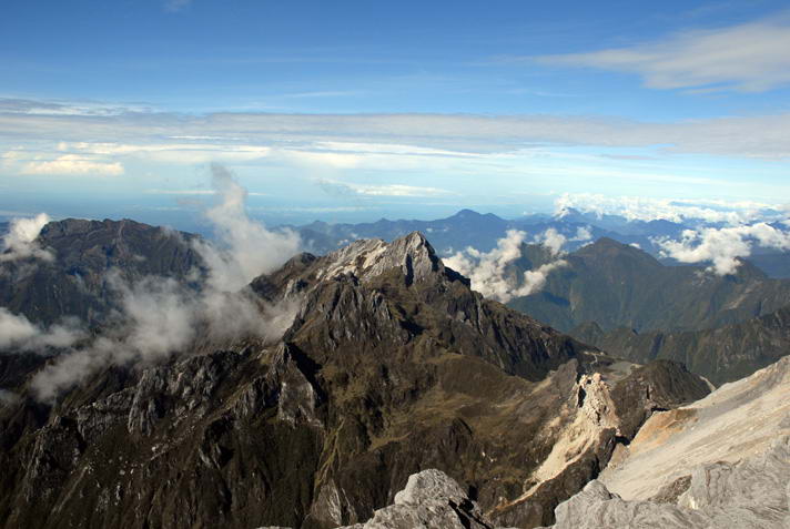 Вид на горный массив Маоке с вершины Пунчак-Джая