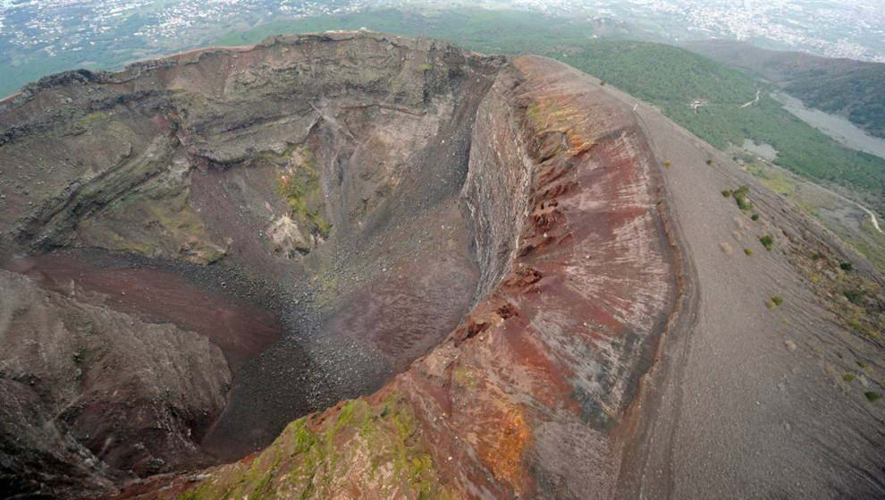 Вулкан Везувий единственный в Европе, который извергался за последние 100 лет. Но человечеству он более известен по извержению в 79 г. н.э., после которого город Помпеи был стерт с лица земли. (Mario Laporta / AFP - Getty Images)