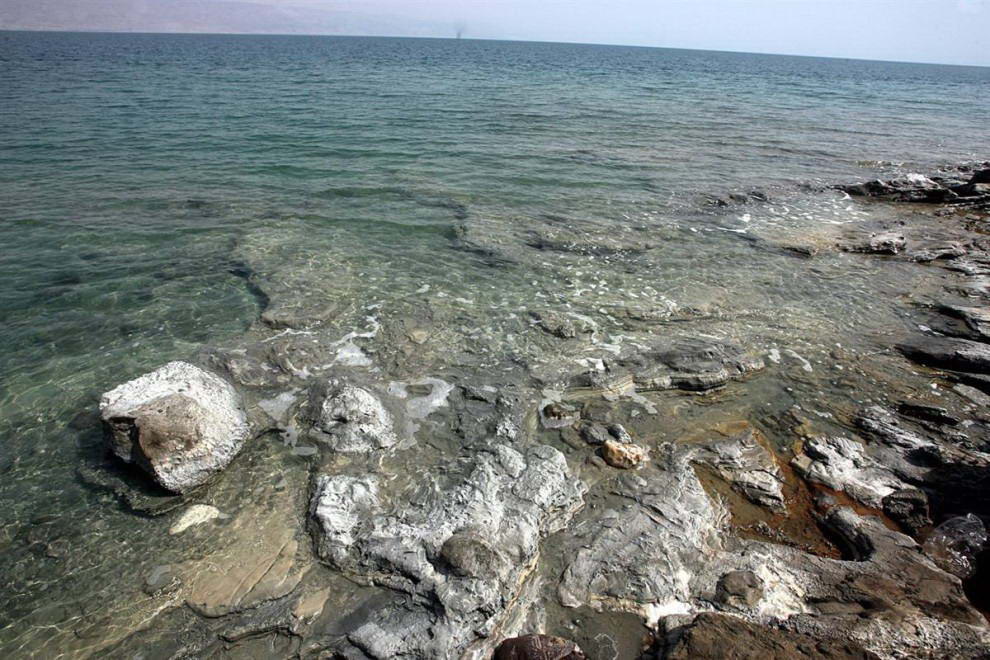Береговая линия Мертвого моря расположена на 1,200 футах ниже уровня моря и является самой низкой частью суши на земле. Организации по контролю окружающей среды предупреждают, что Мертвое море может совсем исчезнуть через 50 лет, если его уровень будет продолжать падать такими же темпами. (Abed Al Hashlamoun / EPA)