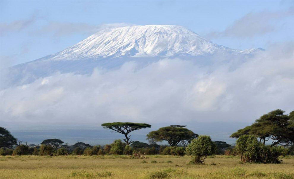 Национальный Парк Килиманджаро в 1987 году включен в список всемирного наследия Юнеско. Гора Килиманджаро является самой высокой в Африке, ее высота составляет 19,340 футов. (Mladen Antonov / AFP - Getty Images)