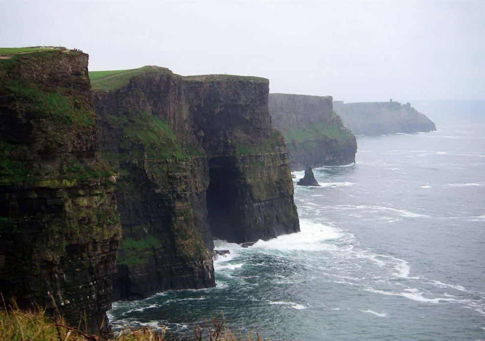 Одной из достопримечательностей Ирландии являются утесы Мохер 650 футов высотой. У подножия абсолютно отвесных утесов расстилается Атлантический океан. (Dan Nephin / AP)