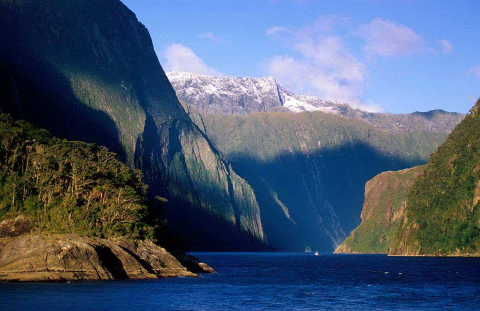Милфорд Саунд является визитной карточкой Новой Зеландии. Ежегодно отвесные скалы, низвергающиеся водопады и густые леса привлекают до 500 000 туристов. (Peter Hendrie / Lonely Planet)