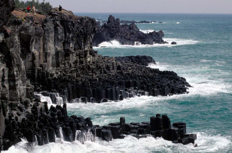 Остров Чеджу-до расположен в 80 милях от южного берега Кореи. На острове находится недействующий вулкан Халласан 6,400 футов высотой. (Wade Eakle / Lonely Planet)
