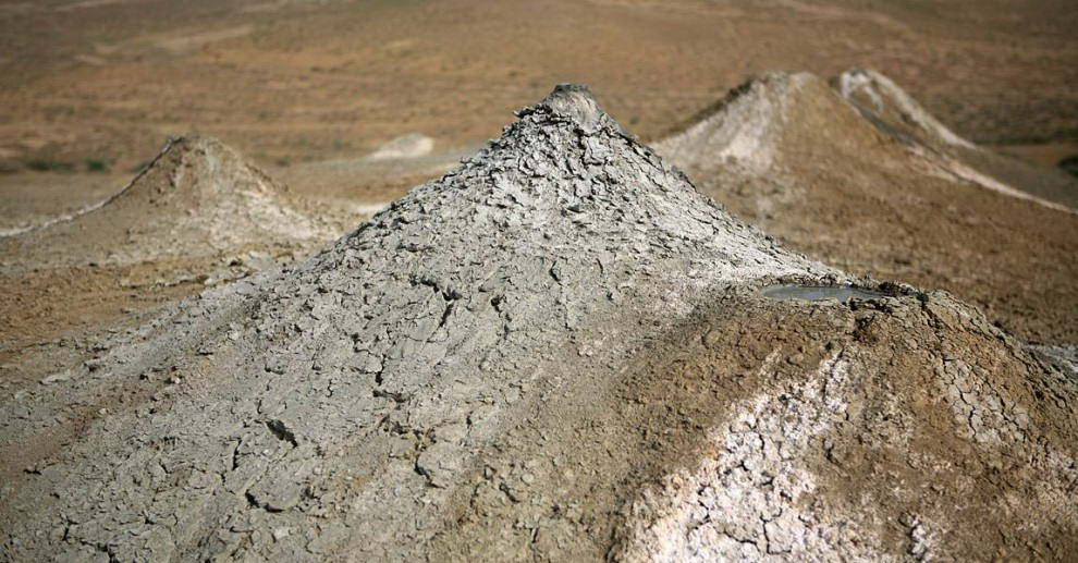 В мире насчитывается около 700 грязевых вулканов. 300 из них расположены в азербайджанском Гобустане и Каспийском море. В Азербайджане извержения этих вулканов происходит, когда просачивающаяся вода начинает выталкивать грязь, залегающую глубоко на дне. (Paul Segner / msnbc.com)