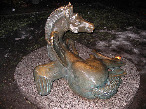 Не обошлось без лошадиной темы в памятнике Есенину на тверском бульваре. 