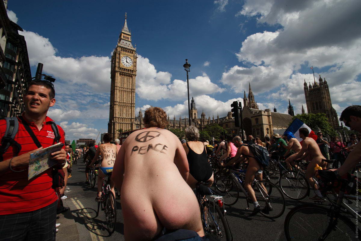 London Naked Bike Ride - цель пробега заключалась в выражении протеста "против зависимости человечества от нефти