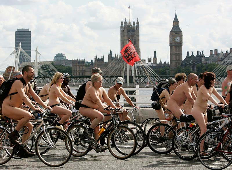 London Naked Bike Ride - цель пробега заключалась в выражении протеста "против зависимости человечества от нефти