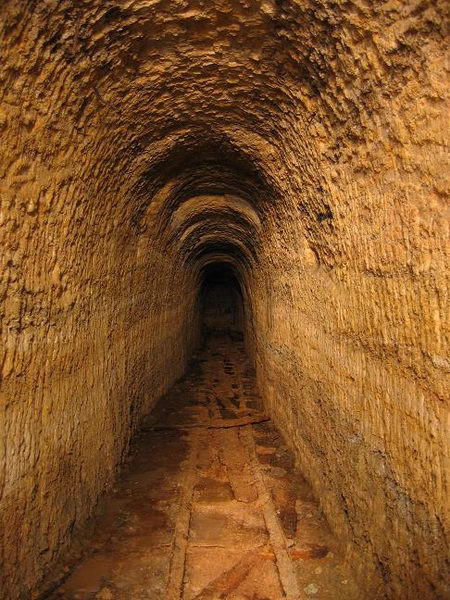 Это искусственные подземные пустоты - бывшие каменоломни, а так же ходы из подвалов домов (в Одессе такие ходы чаще всего называли минами).