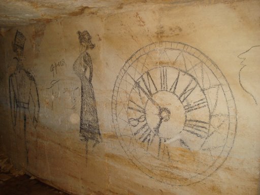 На стенах катакомб есть множество интересных надписей и рисунков