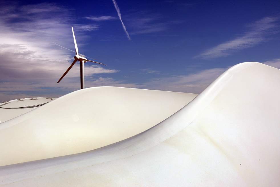 Ветродвигатель крутится, а огромные турбинные лопасти ждут установки в Национальной лаборатории возобновляемых источников энергии 3 марта на окраине Болдера, штат Колорадо. (Getty Images / John Moore)