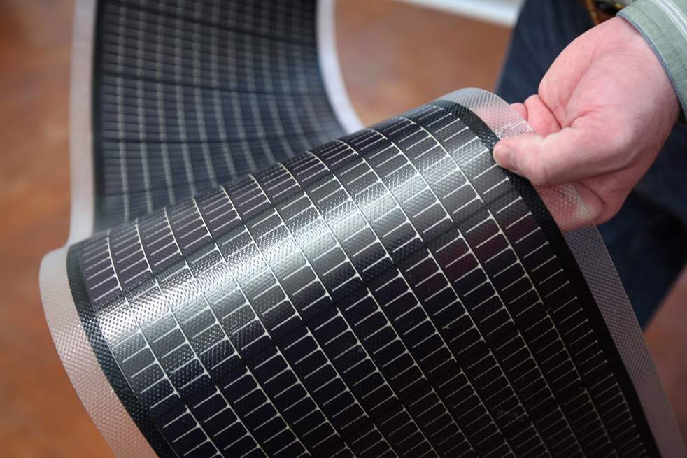 Инженер Стив Роббинс демонстрирует лист тонкопленочных солнечных панелей в Национальной лаборатории возобновляемых источников энергии 3 марта в Голдене, штат Колорадо. Тонкопленочные солнечные панели стоят относительно немного и очень удобны благодаря своей гибкости. Именно поэтому  они доминируют на рынке США вот уже два года. (Getty Images / John Moore)
