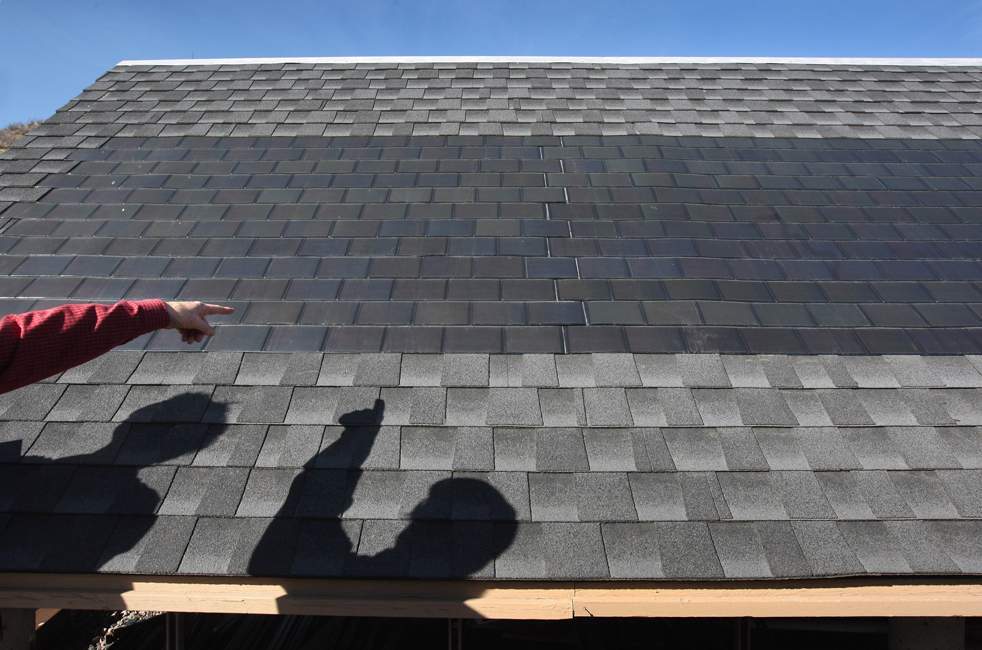 Солнечные панели на плоской черепице на крыше вырабатывают энергию во время тестирования в Национальной лаборатории возобновляемых источников энергии 3 марта в Голдене, штат Колорадо. (Getty Images / John Moore)