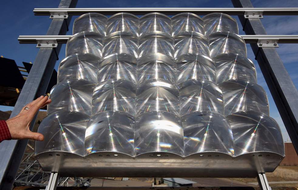 «Концентраторы» притягивают солнечный свет к солнечным панелям во время тестирования в Национальной лаборатории возобновляемых источников энергии 3 марта в Голдене, штат Колорадо. (Getty Images / John Moore)