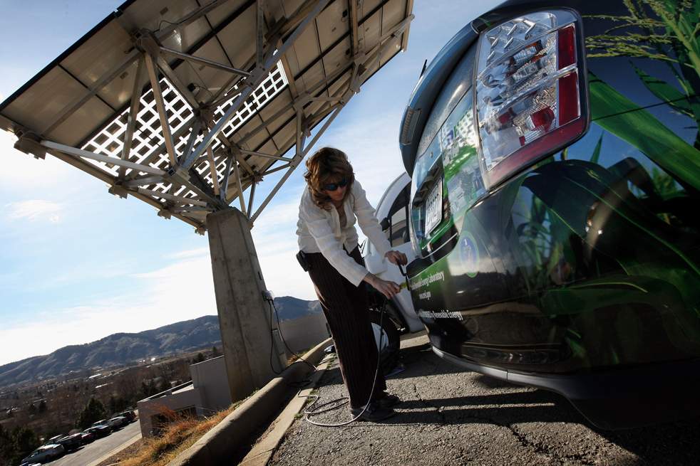 Хизер Лэммерс подключает автомобиль «Toyota Prius Hybrid», заряжаемый от солнечной панели в Национальной лаборатории возобновляемых источников энергии 3 марта в Голдене, штат Колорадо. (Getty Images / John Moore)