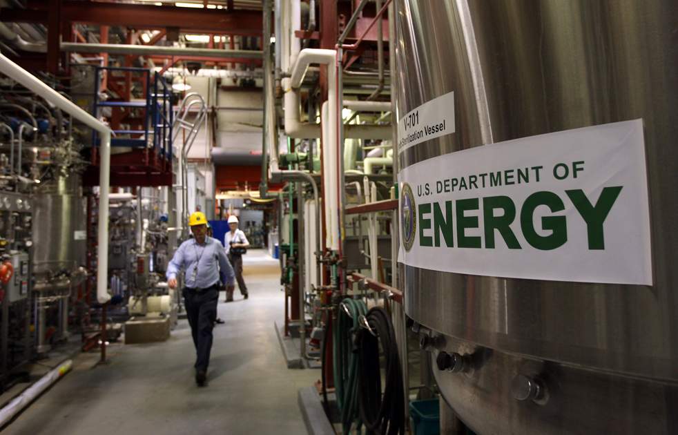 Главный инженер Джим МакМиллан идет по цеху центра по испытанию биотоплива в Национальной лаборатории возобновляемых источников энергии 3 марта в Голдене, штат Колорадо. (Getty Images / John Moore)