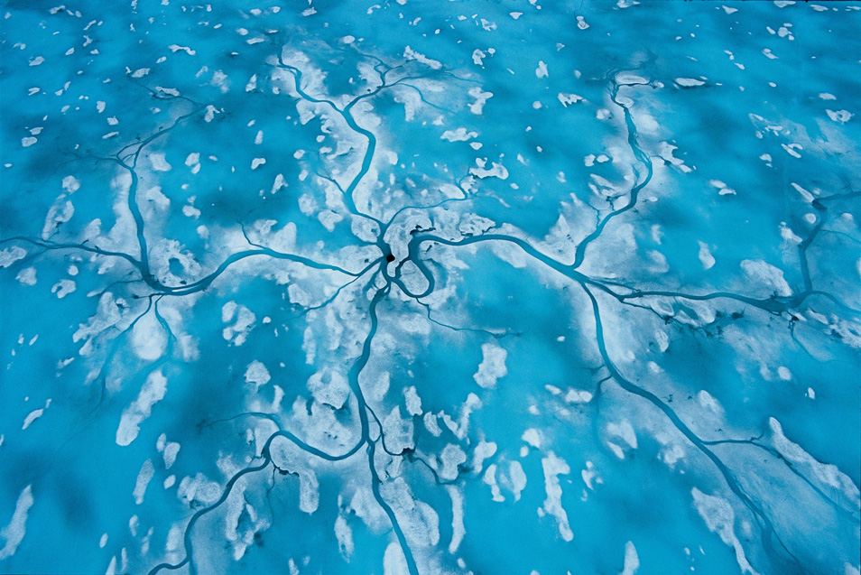 Весна в Арктике, следы от стока талых вод расползаются по льду.