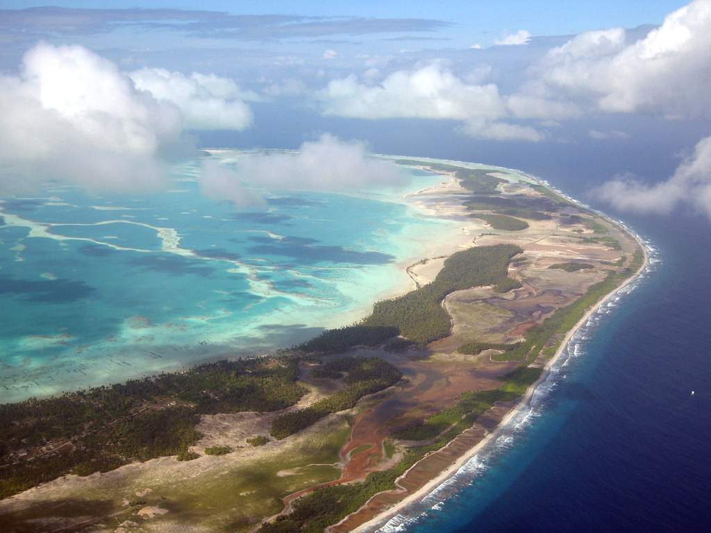 Это Киритимати, или остров Рождества, открытый в 1777 году Джеймсом Куком и входящий теперь в состав Республики Кирибати.