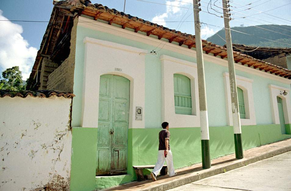 Глинобитные дома городка El Cocuy (расположенного на высоте 2,74 км), равномерно окрашены в светло-зеленый цвет. 