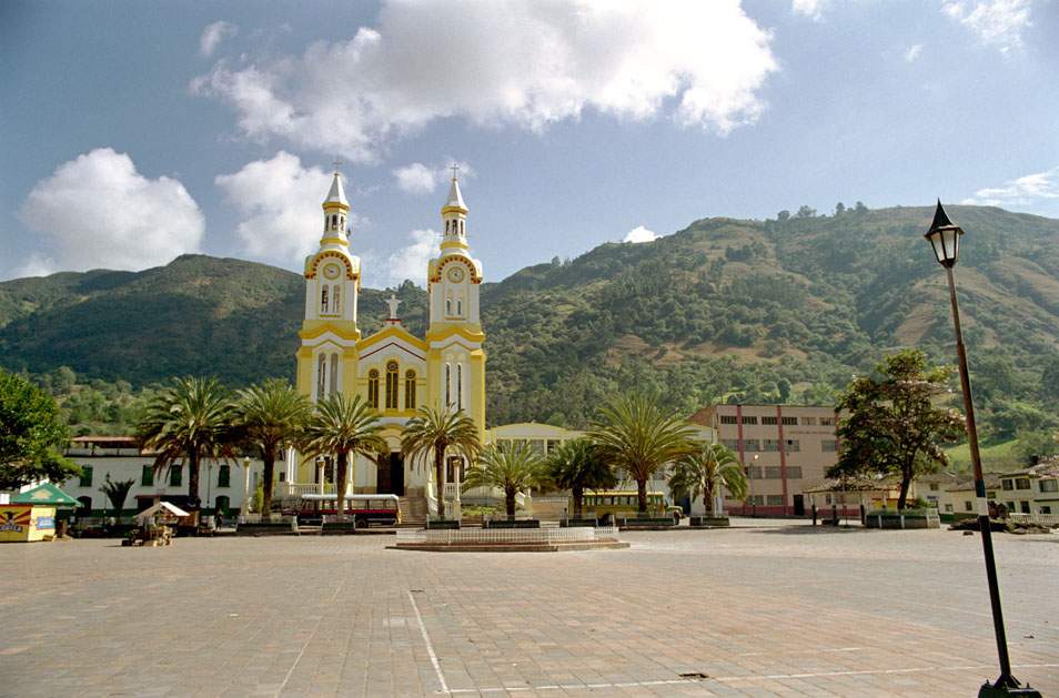Церковь, выходящая фасадом на городскую площадь в Боавита, раскрашена по-тропически яркими красками.