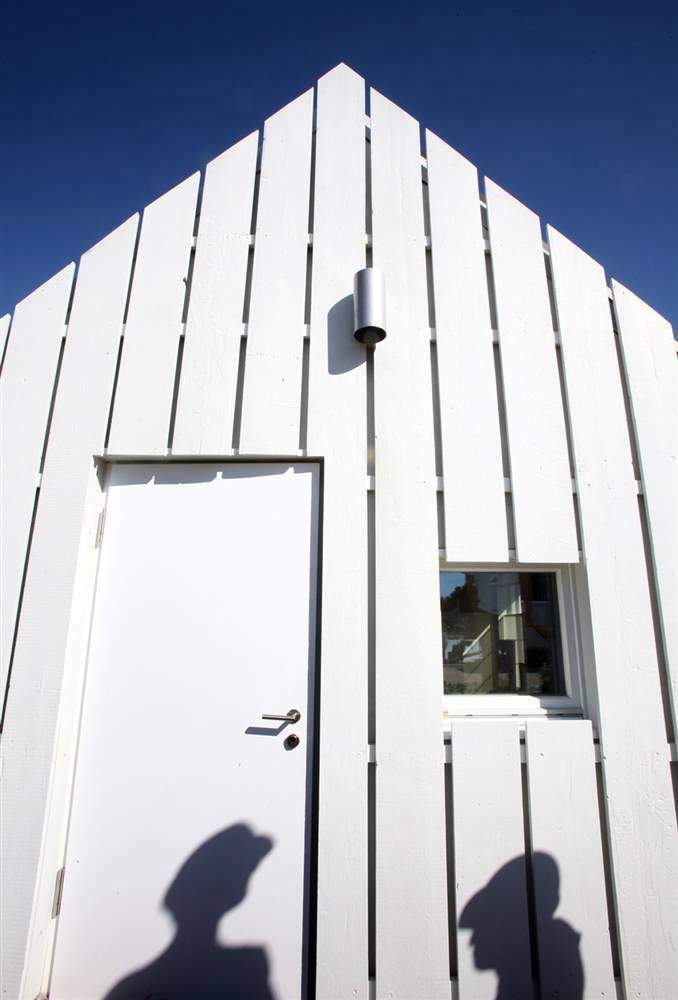 Этот «дом», построенный студентами Университета Иллинойс, - один из 20 домов выставленных на конкурсе «Solar Decathlon 2009» (Солнечное Десятиборье), который спонсируется Министерством Энергетики США. Как и другие экспонаты, этот дом использует исключительно солнечную энергию. В отличие от других, он выполнен в «амбарном» стиле лучших средне-западных традиций. Конкурс пройдет до 16 октября. (Stefano Paltera/U.S. Dept. of Energy)