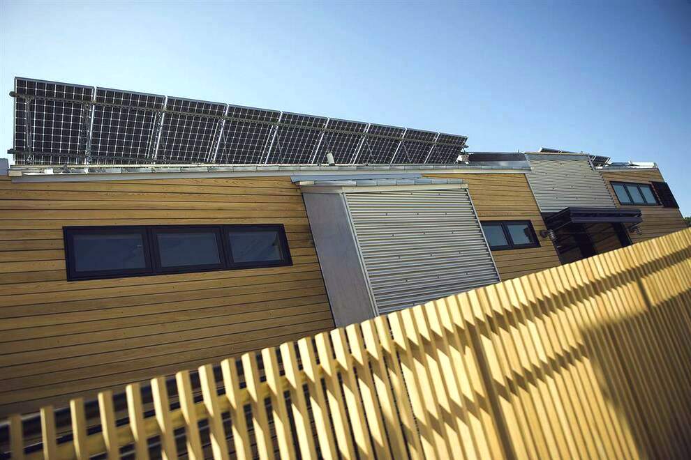  Дом университета Луизианы, названный «BeauSoleil» (фр. Красивое солнце), включает полупрозрачный навес, который частично скрывает в тени южную сторону, создавая термическую систему солнечной энергии, которая нагревает воду, используемую в доме. Внешняя обшивка позволяет воздуху циркулировать между сайдингом и стеной, чтобы свести к минимуму приток тепла. Стены сделаны из 16-сантиметровых изоляционных панелей, которые помогают  укрепить здание. (Jim Watson/AFP-Getty Images)