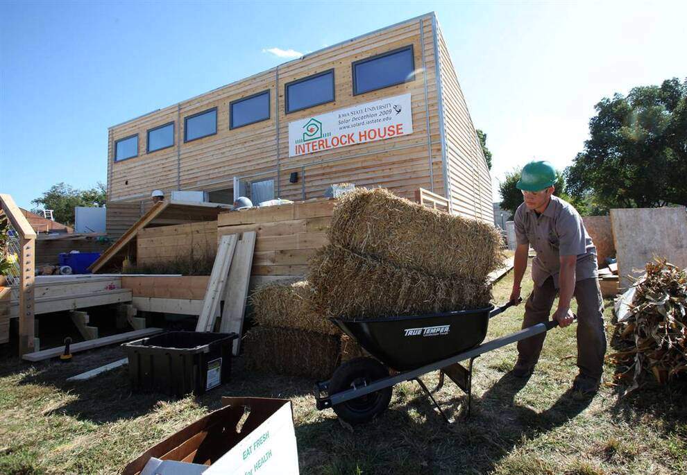 Студент государственного университета Айовы Майкл Гарсия использует стога сена, чтобы украсить дом своей команды. (Stefano Paltera/U.S. Dept. of Energy)