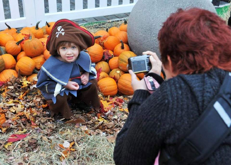 Женщина фотографирует ребенка на ярмарке тыкв в Манхэттене 23 октября. (Henry S. Dziekan III, Getty Images)