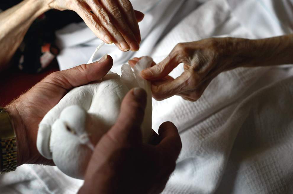 Неизлечимо больная 83-летняя Джеки Битти гладит голубя