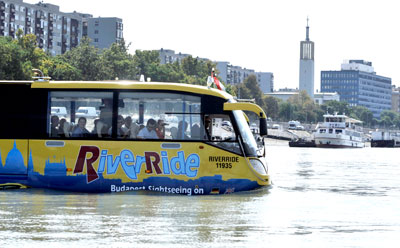 Автобус-амфибию пустили по Дунаю