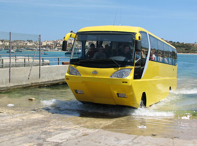 Автобус-амфибию пустили по Дунаю