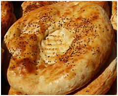 Наиболее распространенный вид узбекской лепешки оби-нон выпекают из простого теста на основе особой, используемой только для этого сорта хлеба, закваски. 
