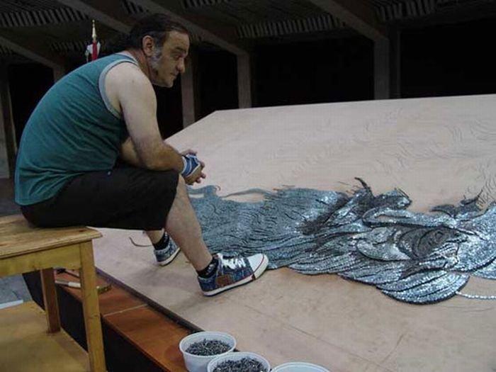 Самир Страти, родом из Албании, использует для создания своих необычных картин не только гвозди но и зубочистки.