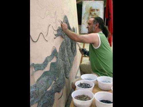 Самир Страти, родом из Албании, использует для создания своих необычных картин не только гвозди но и зубочистки.