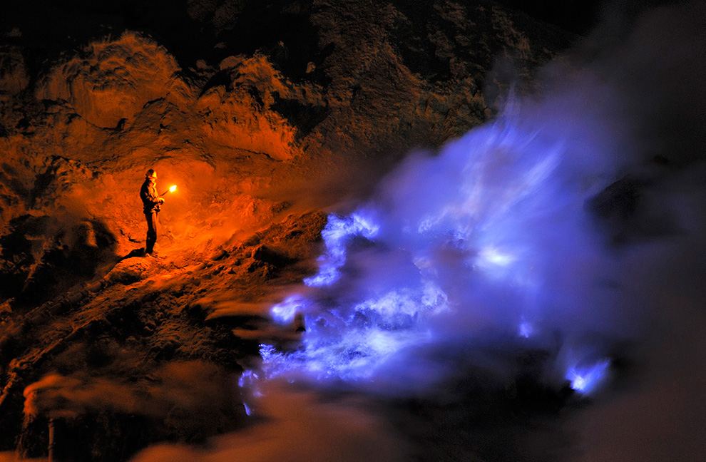В кратере вулкана Кавах Льен
