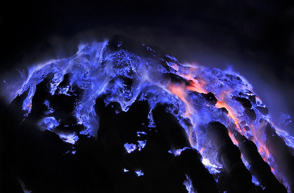 В кратере вулкана Кавах Льен