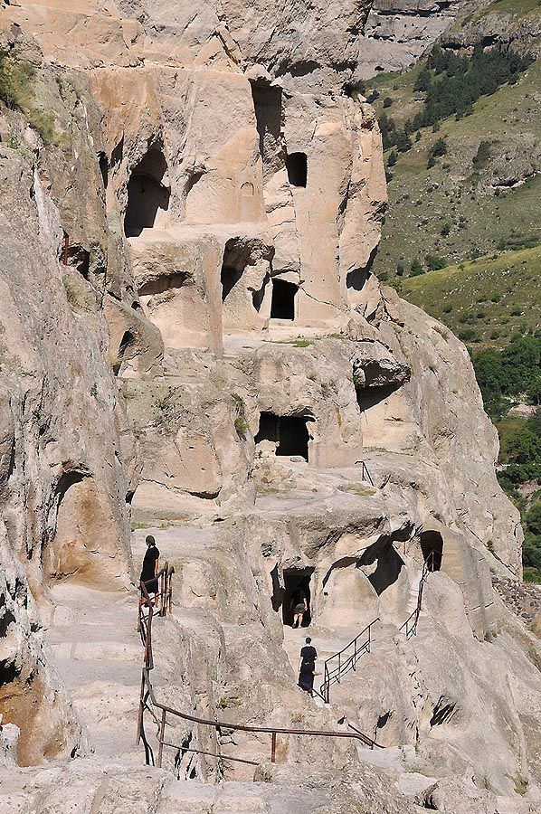 Пещерный город Вардзиа расположен в Грузии, на границе Восточной Европы и Западной Азии, с 800-летней историей.