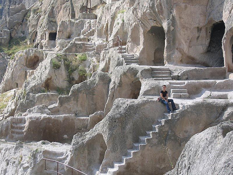 Пещерный город Вардзиа расположен в Грузии, на границе Восточной Европы и Западной Азии, с 800-летней историей.