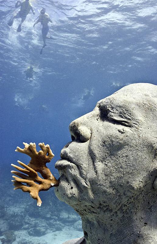 В этой скульптуре «Человек в огне» - 75 дырок, из которых растут огненные кораллы.
