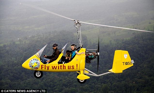 Оскар с хозяйкой пролетают над Коста-Рикой на ярком вертолете