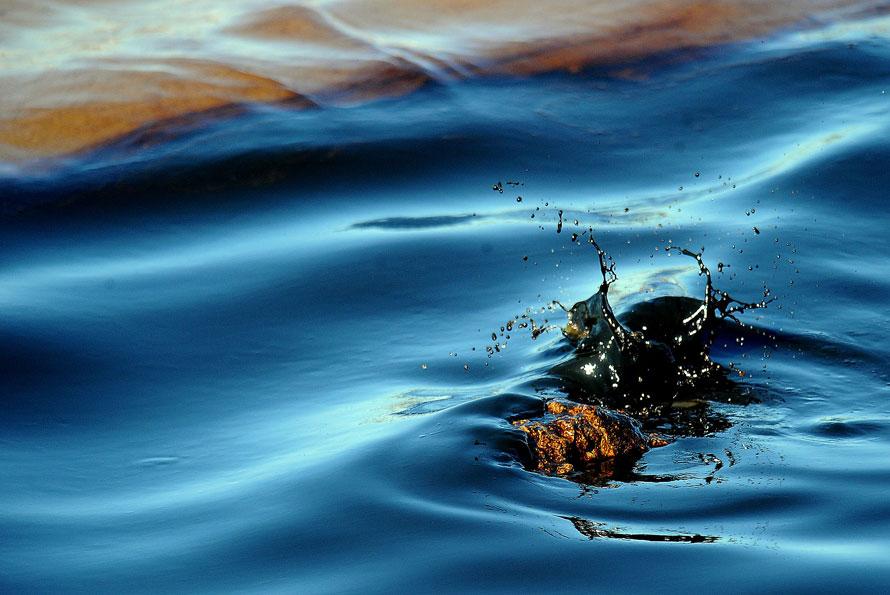 Нефть разбивается о камень в промывочном канале Сабин Нечес в Порт Арту