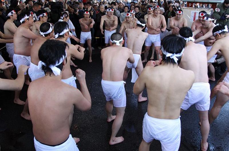 По традиции прихожане одевают только шорты или набедренные повязки. (Junko Kimura/Getty Images)